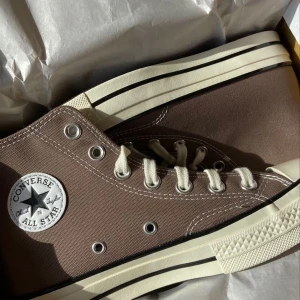 Converse  - Brun/beiga converse i storlek 37,5 Älskar dem här men tyvärr lite för små för mig då jag vanligtvis är en 38-39💔 endast använda en gång! I superfint skick.