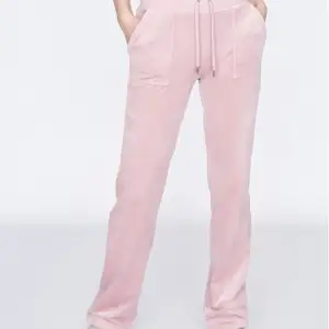 Säljer mina rosa juicy byxor i strl S, fint skick🫶🏼de är inte lika ljusa som på första bilden i verkligheten 