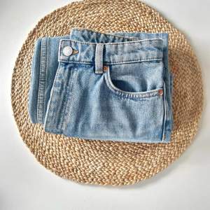 Monki jeans, storlek 24. Ser knappt använda ut. Originalpris 400 kr, Säljs för 250 kr. ( frakt inkluderad i priset) 