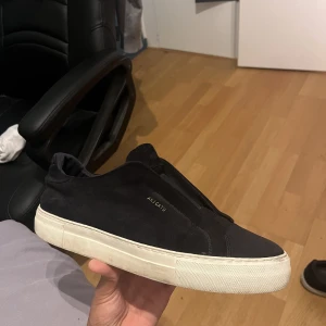 Arigato laceless  - Säljer dessa arigato laceless i storlek 44 | färg: mörkblå | Skorna är använda men fortfarande i väldigt bra skick. | Nypris: 2500 | box och dustbag finns | Pris kan diskuteras! Svarar gärna på era frågor och funderingar!