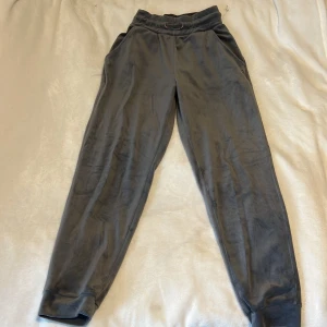 Mjukis byxor  - Dom är grå mysiga i bra skick det finns en mysig tröja till i en annan annons 