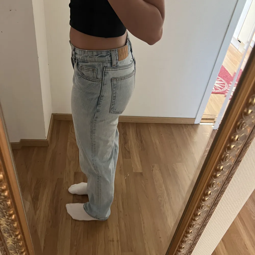 Raka jeans från monki. Har snören i midjan så man kan dra åt dom.💓. Jeans & Byxor.