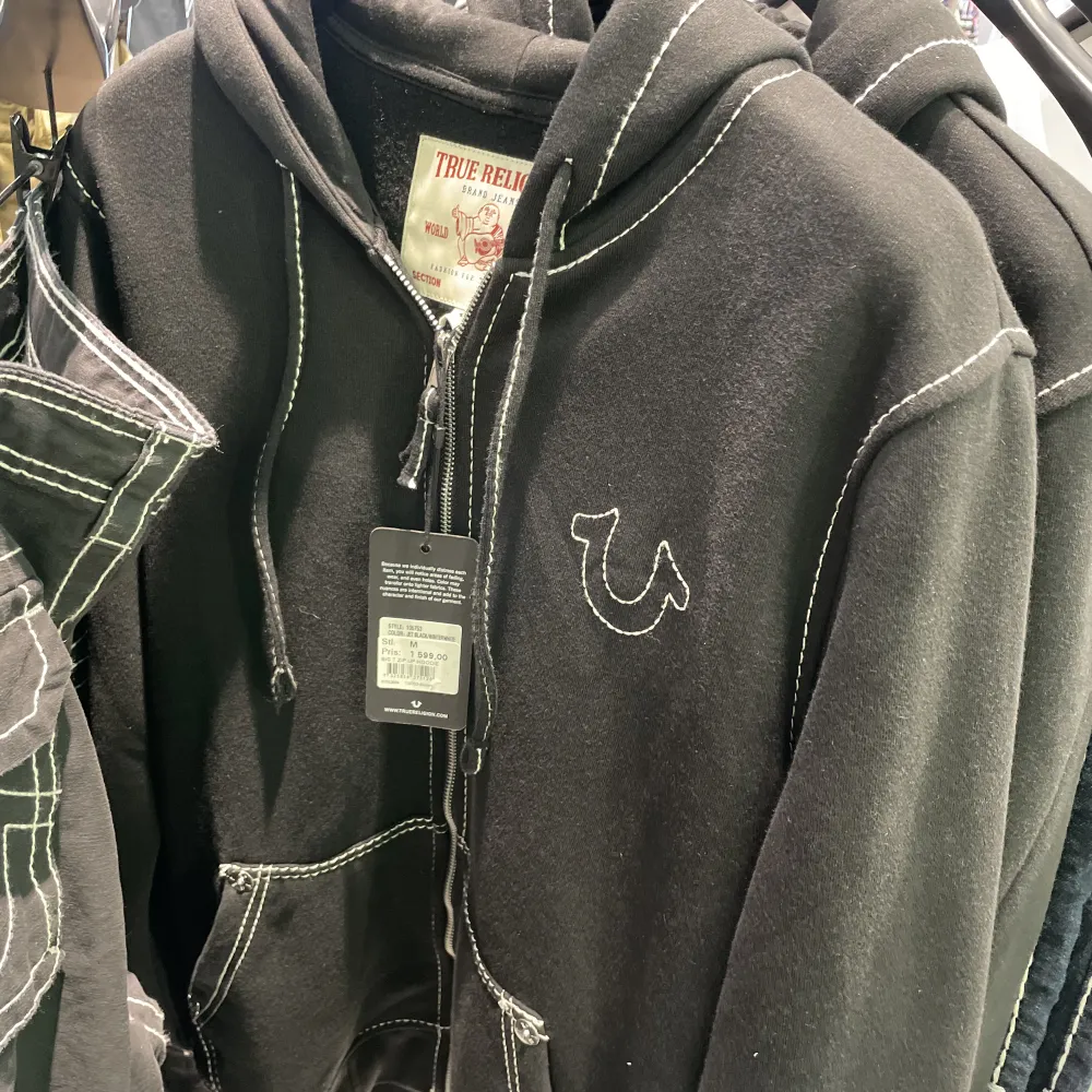 Säljer denna true religion hoodie i nyskick. Inga defekter och som ny 💕, pris kan diskuteras vid snabb affär. . Tröjor & Koftor.