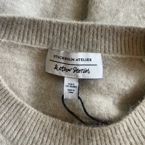 Stickad tshirt - Stickad tröja från other stories, säljer pga har inte kommit till användning, inga noppror eller fläckar 