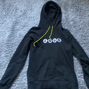 Poggys box hoodie - Säljer min poggys box hoodie som jag inte andvänder längre för den är för liten.