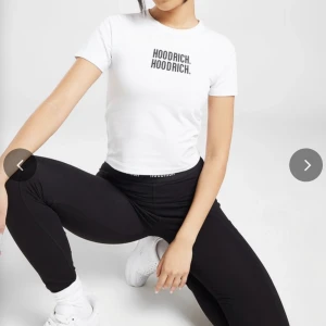 Hoodrich t-shirt - Hej hej jag säljer denna hoodrich t-shitt, dock är det samma modell fast vit (kunde inte hitta bilden) så det är typ exakt samma som den vita fast med bara hoodrich texten 1 gång och inte den under. Tröjan är i XL men sitter mycket mindre. (Kanvisapå)