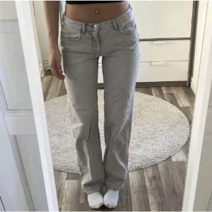 Säljer mina low waist straight jeans från Gina. Säljer för att de aldrig används🩷Nypris - 499kr Skriv för fler bilder! Lånad bild!
