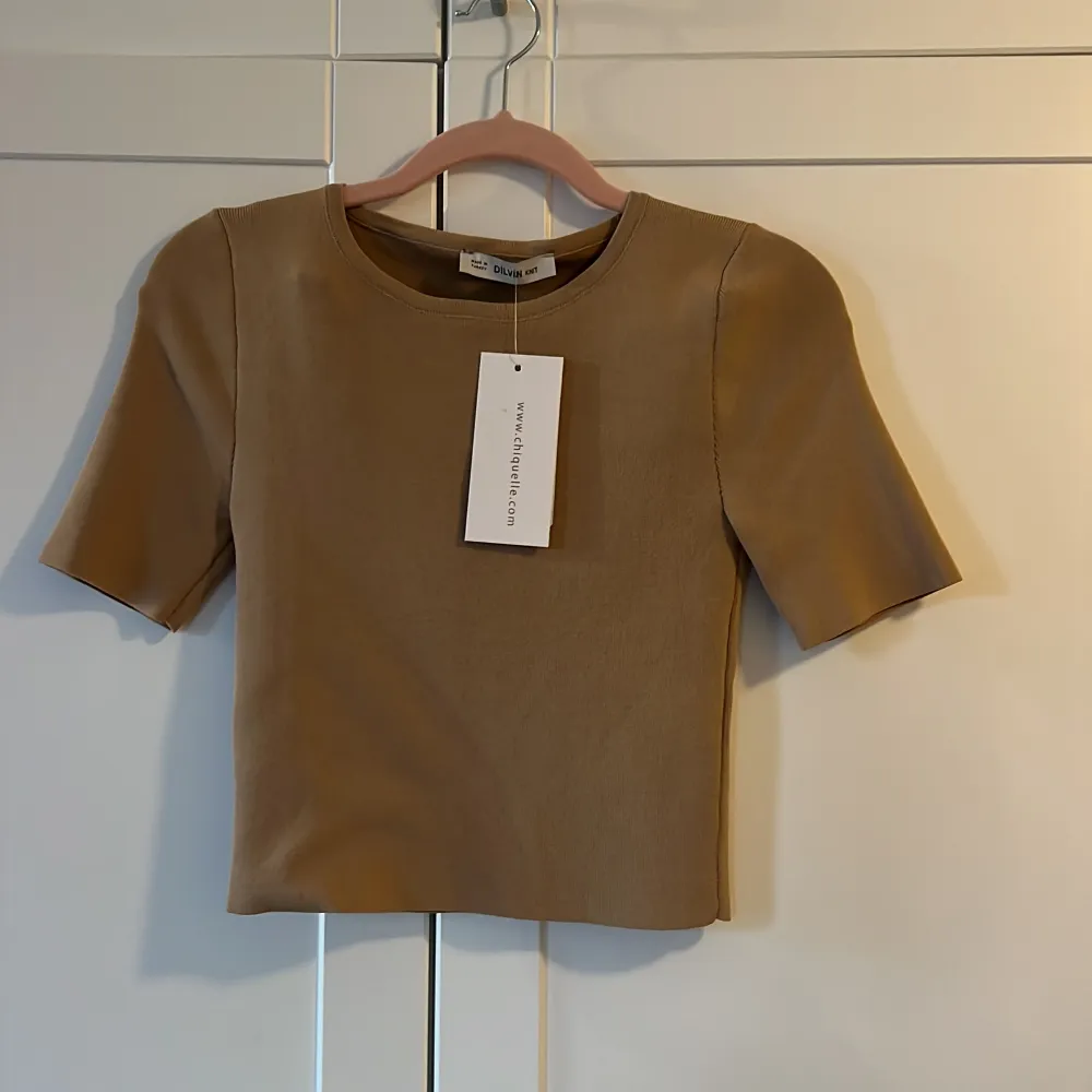 Beige stickat set ifrån Chiquelle. Oanvända med prislapp på. One size 🤎. Klänningar.