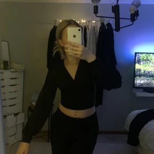 Urringad blus - Säljer en urringad blus från Nelly i storlek xxs men passar mig som är en xs-s vanligtvis, den är endast använd engång! ☺️