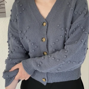 Stickad tröja - En stickad tröja med knappar och detalj över hela. Knappt använd och i bra skick💙