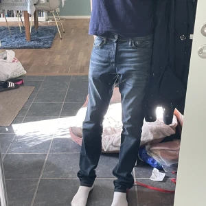 Jeans  - Säljer dessa mörkblåa jeans, nypris 899. Mitt pris 499. Storleken är 28/32. Nya och prislapp sitter kvar.