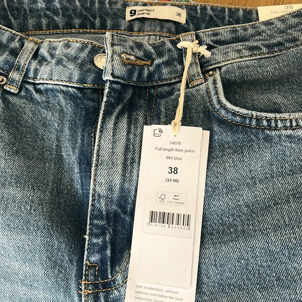 Oanvänd jeans från Zara och storleken är 38. . Jeans & Byxor.