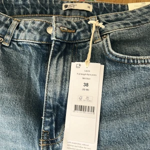 High waist jeans - Oanvänd jeans från Zara och storleken är 38. 