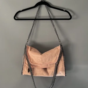”Stella McCartney” - Är öppen för lägre prisförslag! Säljer denna supersnygga väskan som är Stella McCartney liknande. Fint skick utan defekter eller fläckar. Hyfsat stor. Beige färg inuti 💓💓