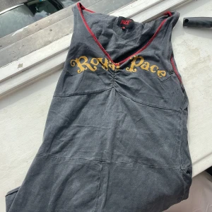 Punk-kläning medel  - Denna hade min mamma när hon va ett riktigt emo 🖤. Den har bara andvänts en ☝️ gång. Bra till sommaren när man e lite emo (ni vet) 