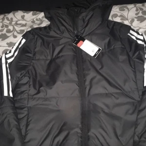 Adidas Jacka  - Ny pris 1000kr, använd en gång pga för stor då jag är storlek S 