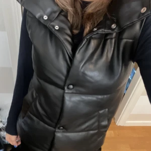 Väst - Skitsnygg skin väst. Från zara, men kommer inte till anvädning längre💗