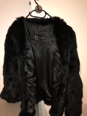 Pälsjacka  - Äkta pälsjacka från kopenhagen by andersen i S. Sällan använd nyskick och mysig   Köpte den ny runt 2000kr