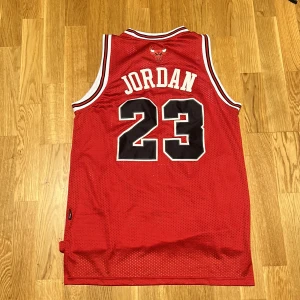 Chicago bulls basket linne - Basket linne med MJ på riktigt bra kvalité. Tröjan passar inte mig därför säljer jag. Aldrig använd!