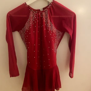 Konståkningsdränt - Jag säljer en konståkningsdräkt som är använd men i väldigt bra skick. Jag har tävlat flera tävlingar med den men har tyvärr slutat. Det kommer till en tjockare hårsnodd som matchar klänningen. Nypris: 1 719kr, säljer för 600kr.