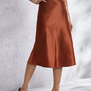 Roströd satinkjol - Fin satinkjol, aldrig använt