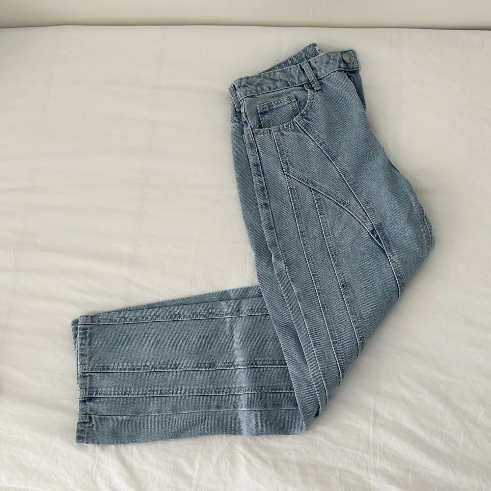Super snygga jeans från Zara i storlek 38🩵. Jeans & Byxor.
