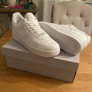 Nike Air Force 1 storlek 43 - Nike Airforce 1 i storlek 43. Använda men ordentligt tvättade. Bortstrykna creases, borstade sulor o.s.v. Skickar fler bilder om det önskas. Box ingår, frakten betalas av köparen. Kan mötas upp i Uppsala.