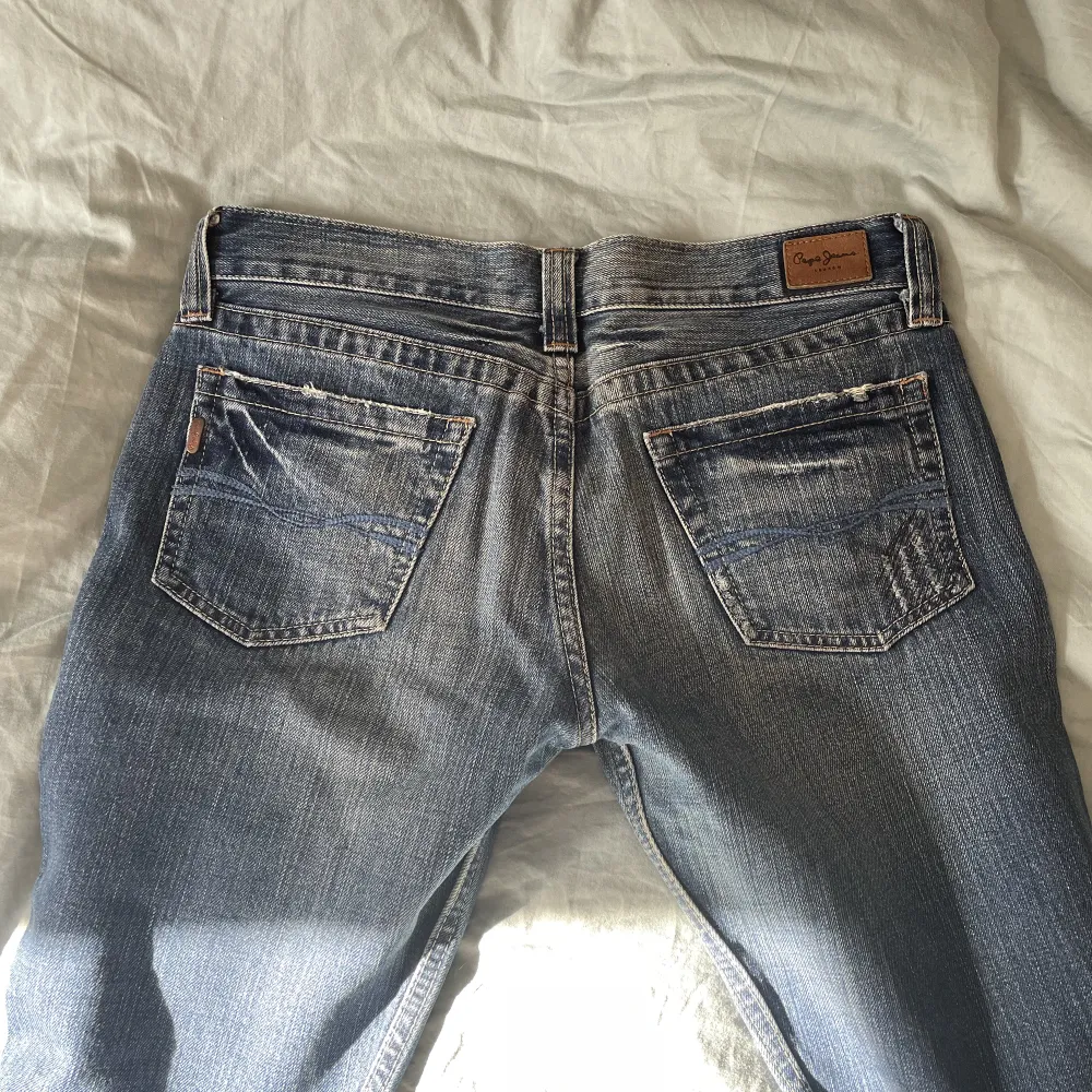 Säljer mina pepe jeans! Jättebra skick. Storlek 29/32. Skriv om du undrar nått💘💘💘. Jeans & Byxor.