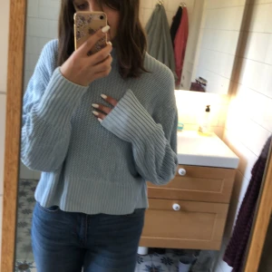 Blå stickad tröja  - En ljus blå stickad tröja från Monki som inte används längre 💙💕