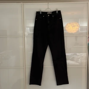 Jeans  - Grå/svarta raka jeans från Carin Wester. Fint skick, använd fåtal gånger. Har lite stretch i sig. 