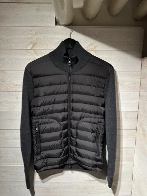 Moncler Cardigan - Säljer nu denna snygga moncler Cardigan i färgen grå. Skick - 9/10 Storlek M Pris 4499kr 