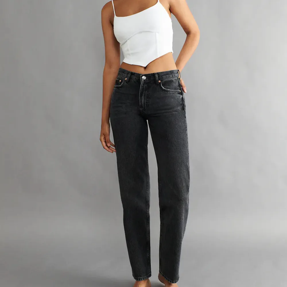 Säljer dessa super fina jeansen från Gina Tricot i storlek 36. Köparen står för frakten och kontakta mig för fler bilder :). Jeans & Byxor.