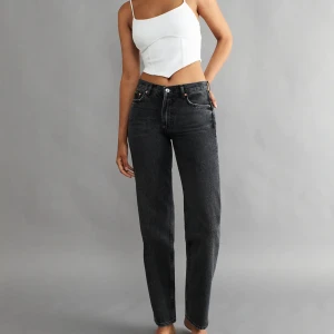 Low straight jeans  - Säljer dessa super fina jeansen från Gina Tricot i storlek 36. Köparen står för frakten och kontakta mig för fler bilder :)