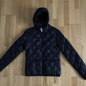 Vår/Höst Jacka - Är på jättebra skick och har använts några gånger. Super mjuk och skön, bilderna talar för sig själva!  