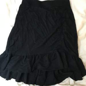 Säljer denna kjol då den inte kommer till användning. Produkten är felfri. Skriv till mig om ni har några frågor.🫶🏻