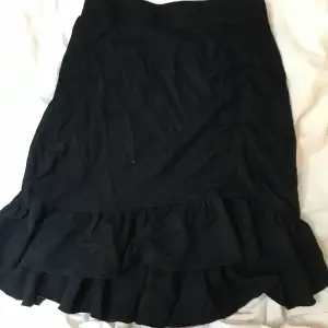 Säljer denna kjol då den inte kommer till användning. Produkten är felfri. Skriv till mig om ni har några frågor.🫶🏻