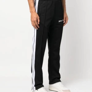 Palm Angels Byxor ÄKTA - Säljer nu mina palm angels byxor då de blivit för stora Storlek XL Nypris 4300kr Litet hål på benet som man ser är överlappat hos skräddare. Vid frågor eller behov av fler bilder kan ni skriva bara. Tar emot bud också.