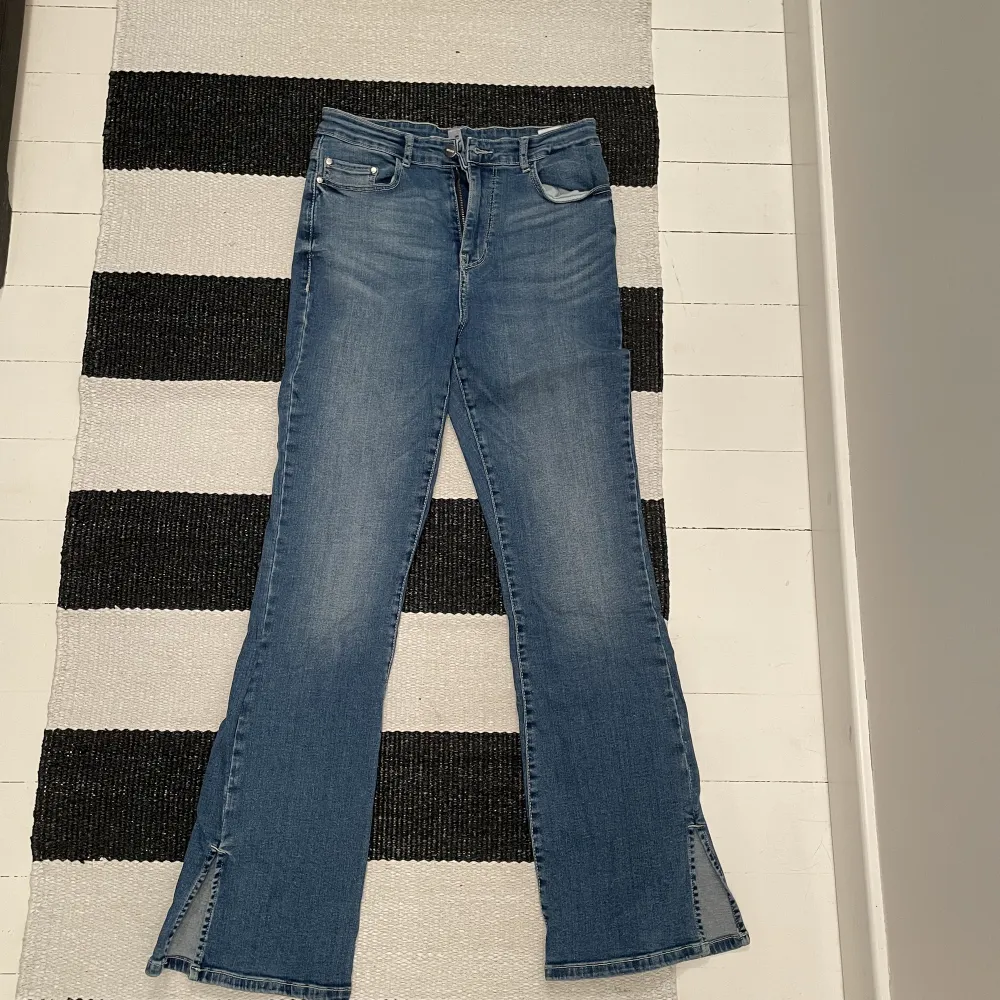 Blåa flared jeans ifrån bubbleroom som inte kommer till användning längre. Jeans & Byxor.