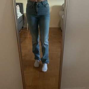 Straight jeans från Gina tricot i storlek 34! Väldigt sparsamt använda så det är som nya!❤️