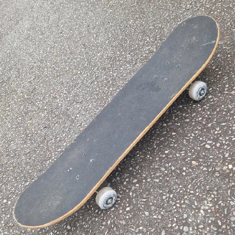 Välfungerande skateboard, nästan helt oanvänd kanske 2 gånger har den använta, men annars inga repor. Övrigt.