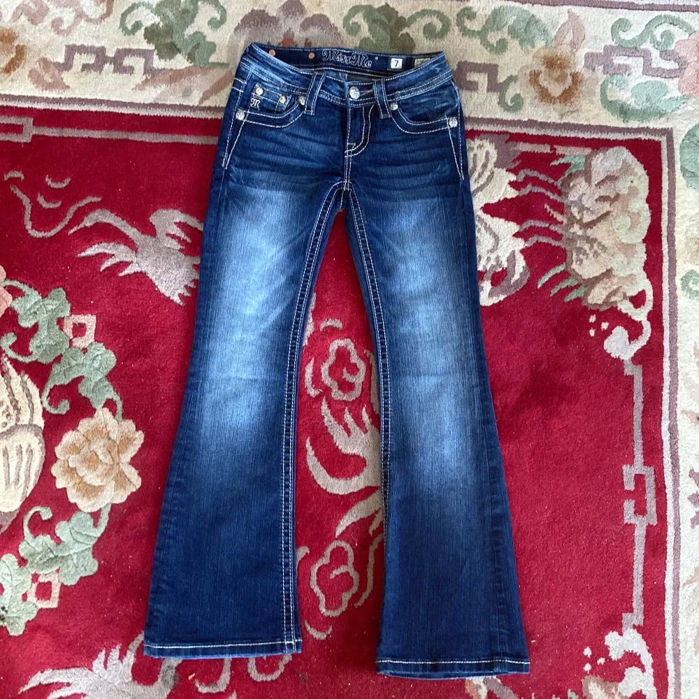 Ett par as snygga miss me bootcut jeans med paljetter och pärlor, inga skador alls, säljer för dom är för små för mig💕 Pris kan förhandlas och köpare står för frakt❤️ Skriv för mått!. Jeans & Byxor.