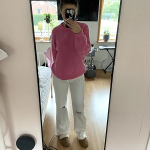 Vita jeans  - Så fina vita jeans från Bik Bok. Använt få gånger! 