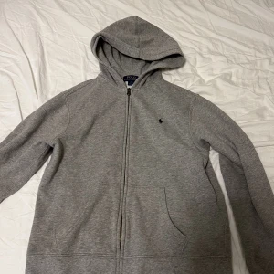 RALPH LAUREN ZIP HOODIE - En riktigt fet ralph lauren zip hoodie  Ny skick inga defekter, perfekt inför hösten. Storlek 14-16 men passar mellan 160-170. Hör av er vid frågor!