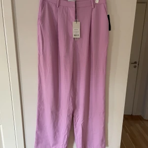 Vida kostymbyxor - Rosa kostymbyxor i rak/vid passform, aldrig använda, lapp kvar, skicka meddelande om du vill se hur de ser ut på