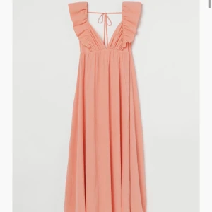 Klänning - Klänning från hm som inte säljs längre! Är superfin men har inte kommit till användning någon gång. Storlek 36 men passar även 34 o nog 38 oxå. Köparen står för frakten! 