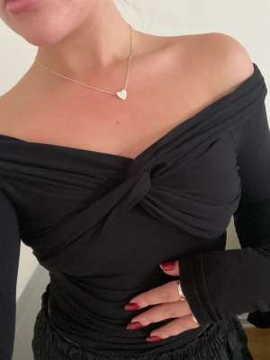 Twisted offshoulder soft touch  - I mjukt material, storlek S aldrig använd 