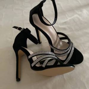 Festliga skor - Jätte fina festliga skor helt nya oanvända som passar middag eller bröllop i strl 37 färgen som det ser ut på bilden
