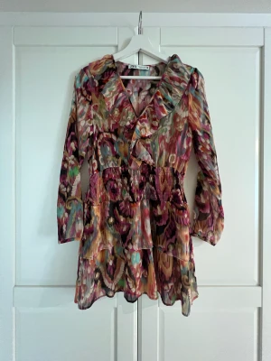 Färgglad zara klänning - Jättefin färgglad zara klänning, använd ca 2 gånger!💞 