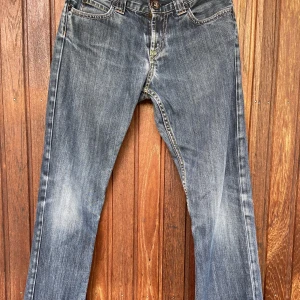 Lågmidjade Levi’s jeans i storlek 14 - Lågmidjade Levi’s i fint skick. Säljer pga för små för mig som är en storlek S så skulle tippa på att de passar en XS