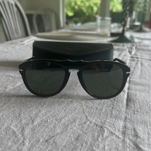 Solglasögon - Ett par solglasögon i svart från märket persol. Inköpta för någon månad sen. Nypris 1899kr. Völkdigt bra skick. 